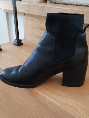 STEVE MADDEN Black Sock Ankle Boots Size 8.5 Chunky Heel Chelsea Style